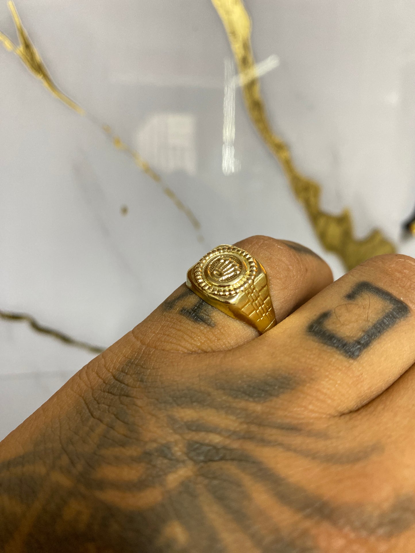 Anillo Guadalupe silueta cuadrado Troquelado