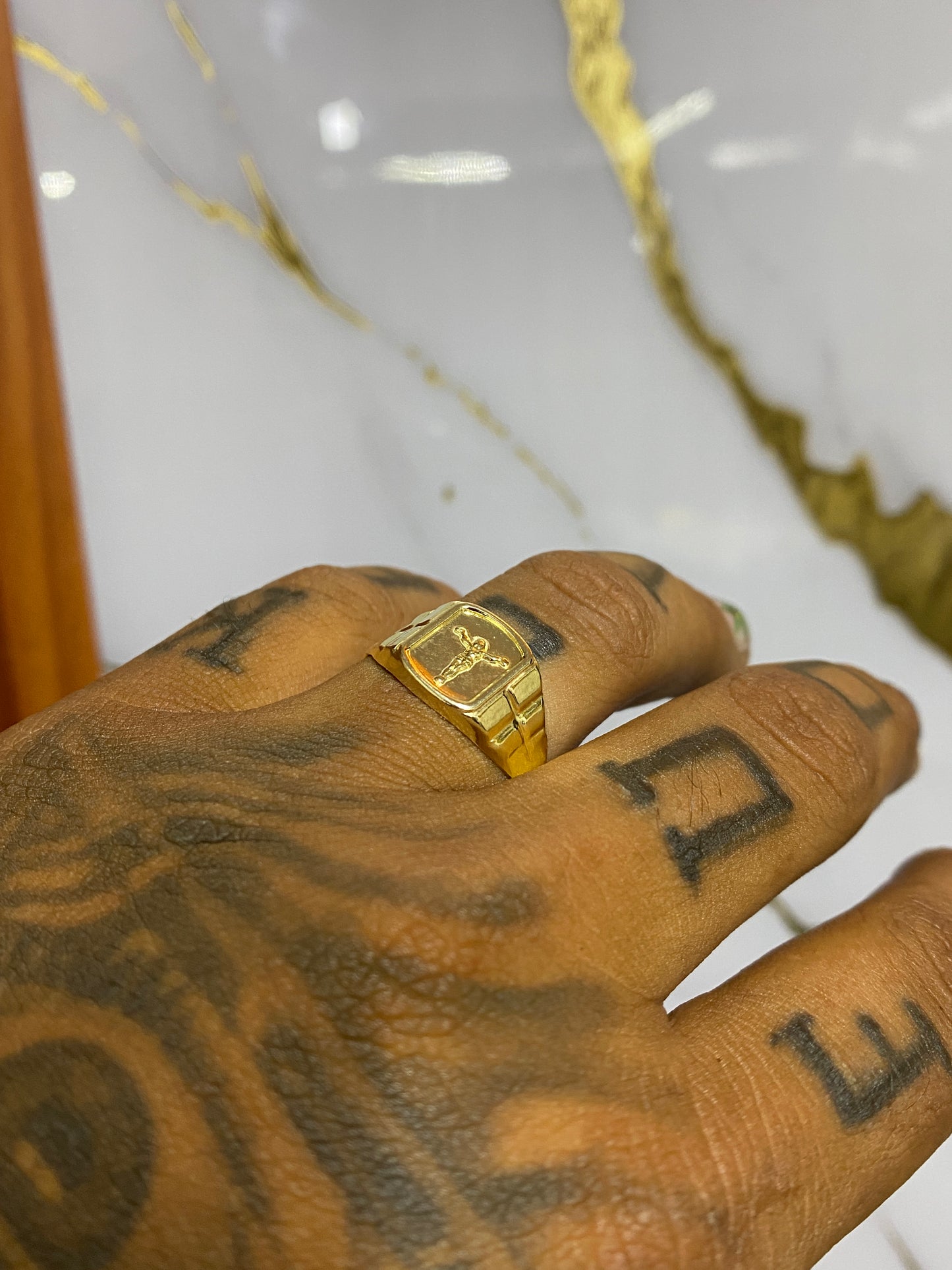 Anillo Crucifijo cuadrado Troquelado