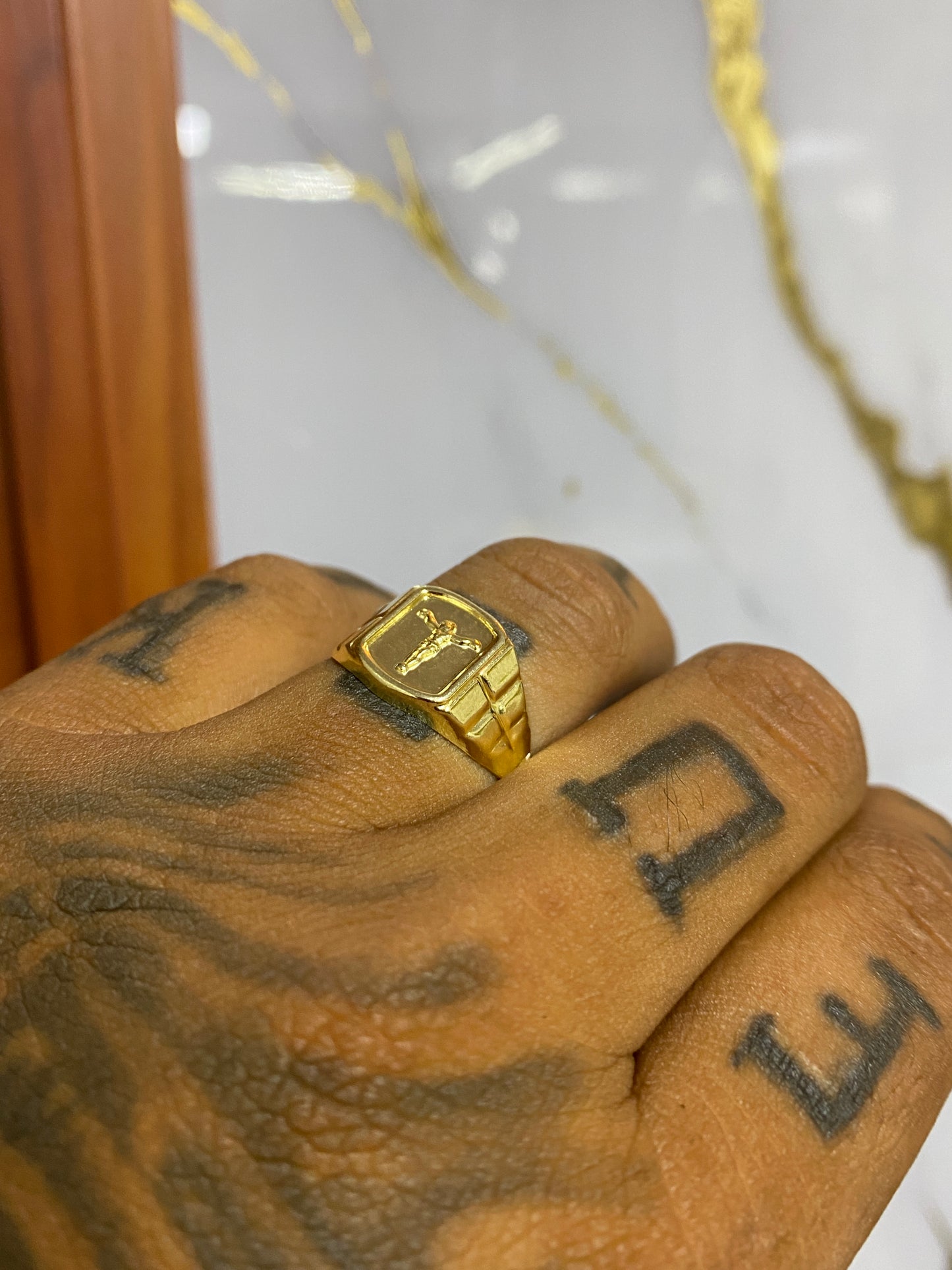Anillo Crucifijo cuadrado Troquelado