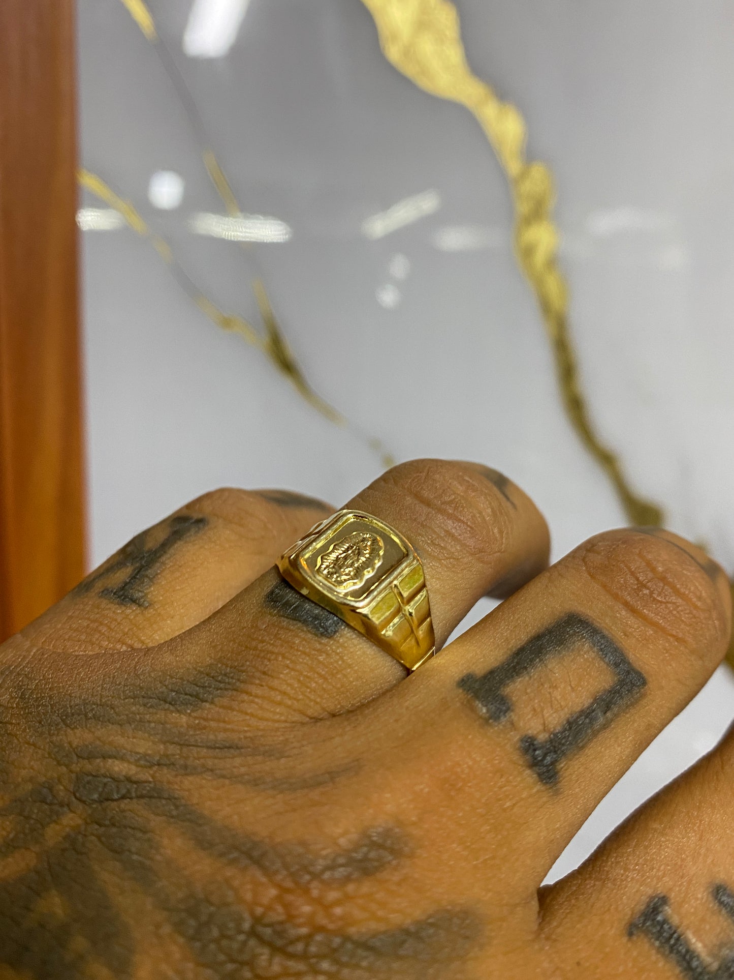 Anillo Guadalupe silueta cuadrada Troquelado