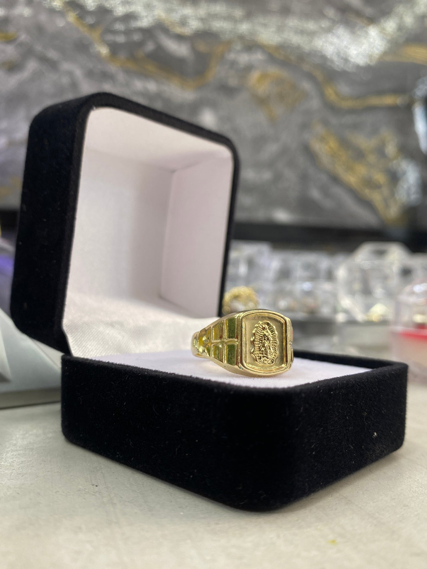 Anillo Guadalupe silueta cuadrado Troquelado