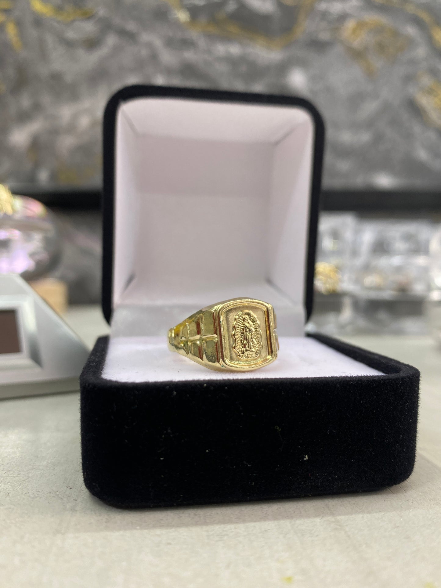 Anillo Guadalupe silueta cuadrado Troquelado