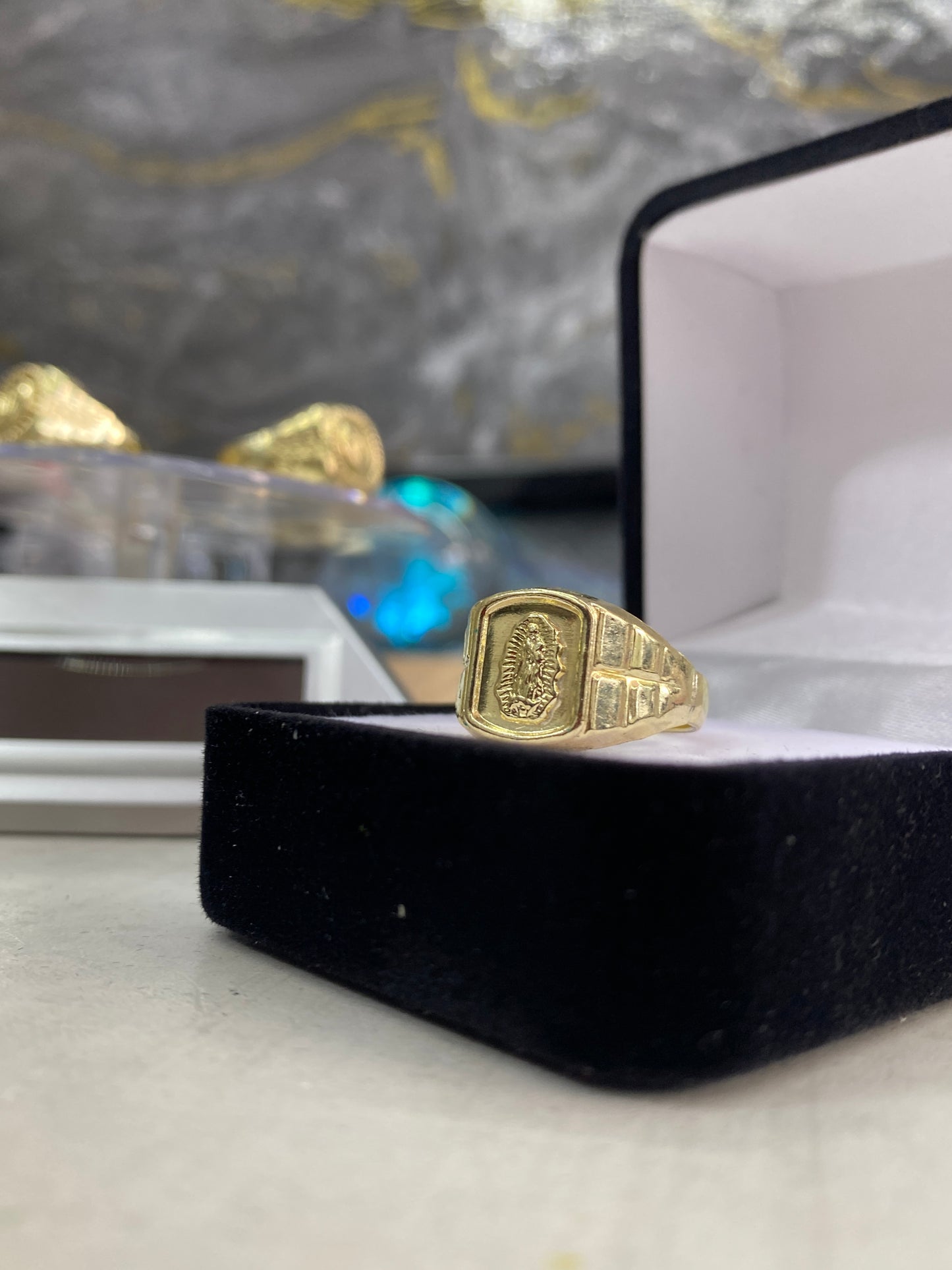 Anillo Guadalupe silueta cuadrado Troquelado