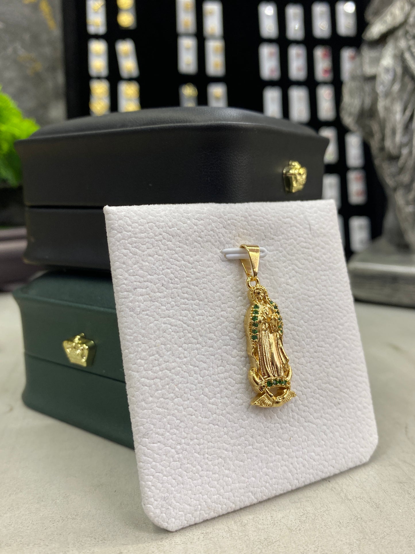 Dije Guadalupe circonada verde&nbsp;