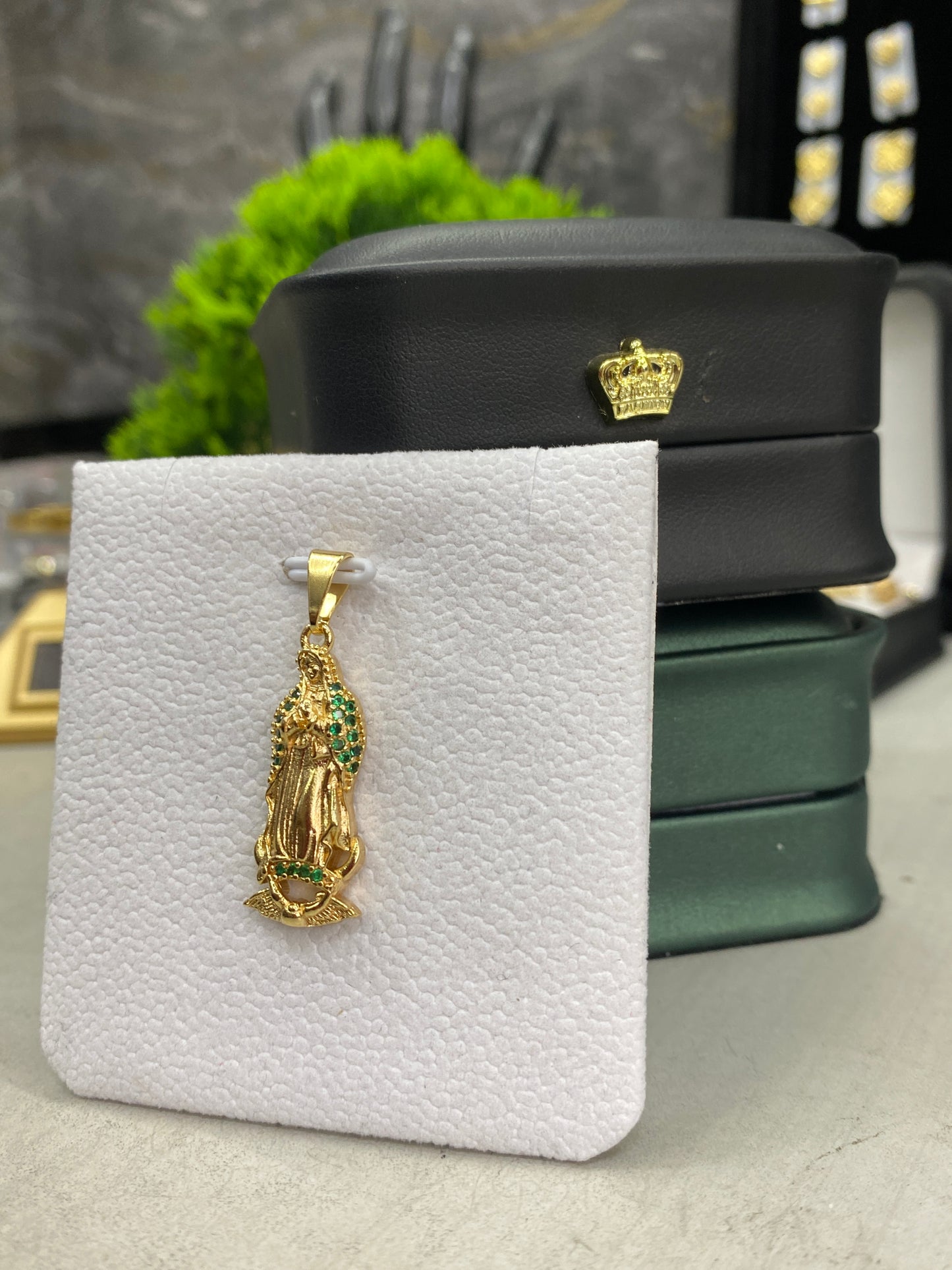 Dije Guadalupe circonada verde&nbsp;
