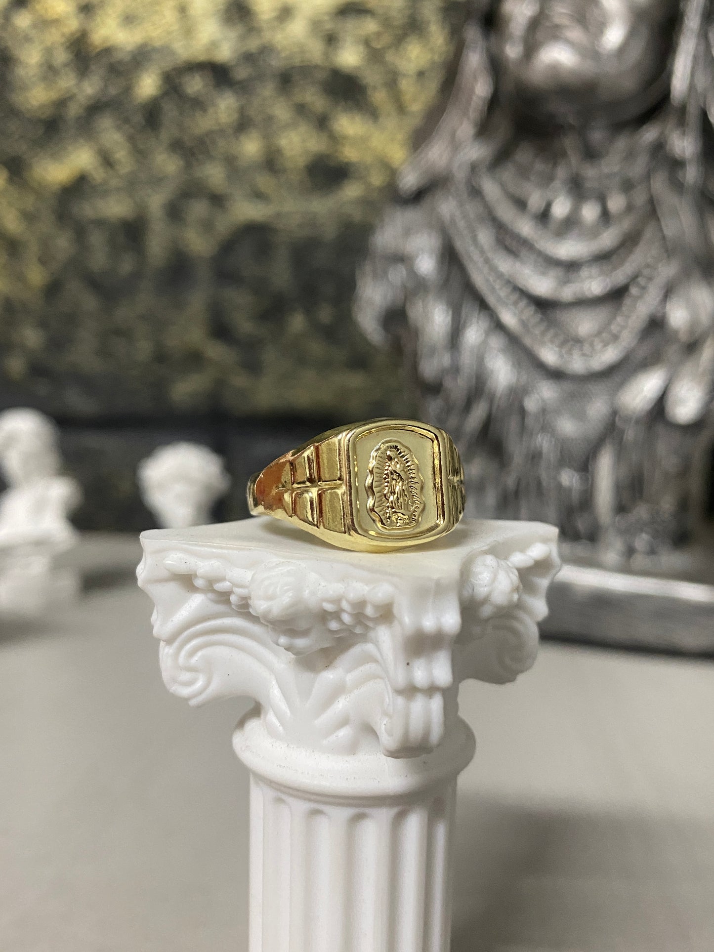 Anillo Guadalupe silueta cuadrada Troquelado
