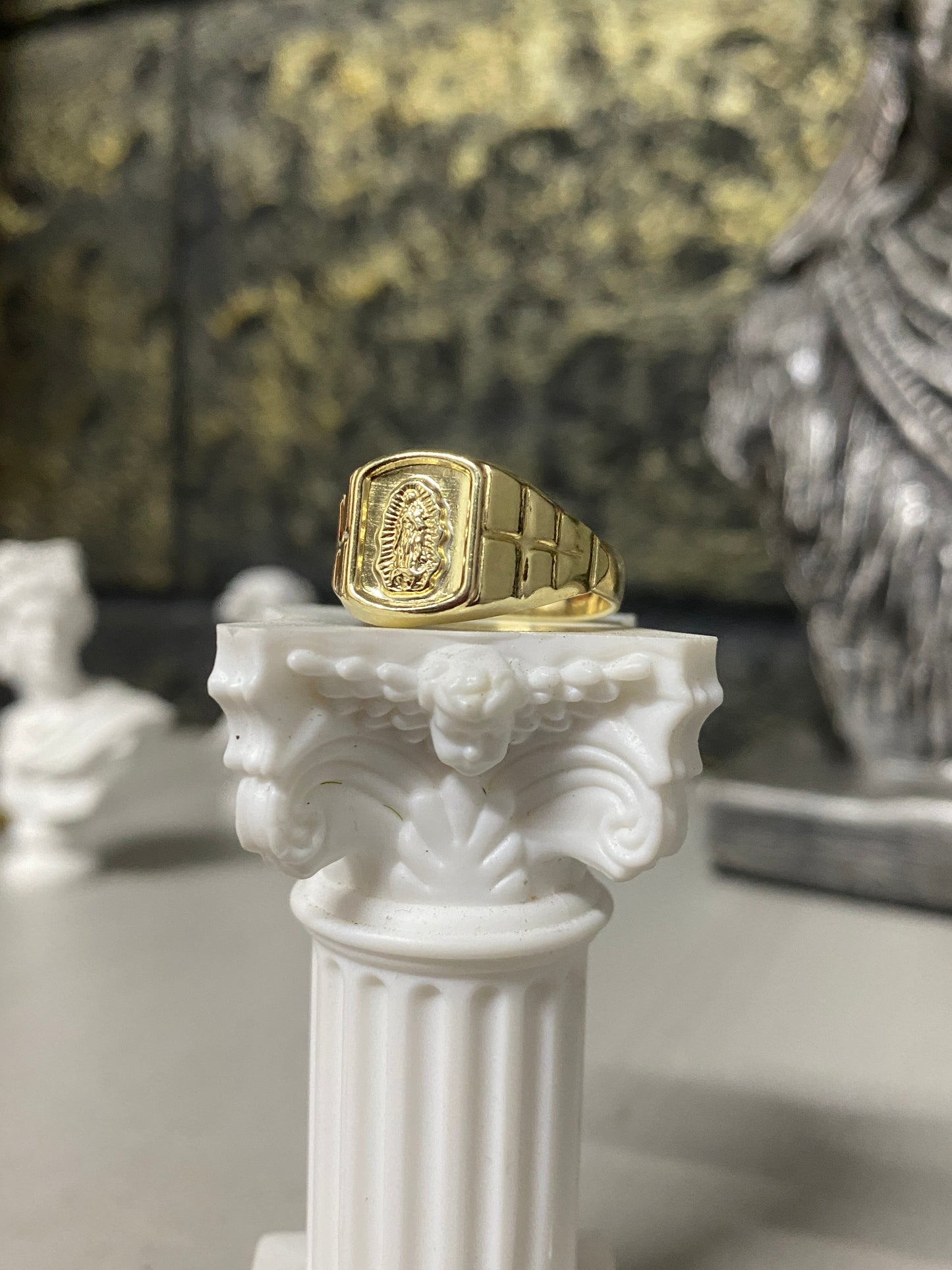 Anillo Guadalupe silueta cuadrada Troquelado
