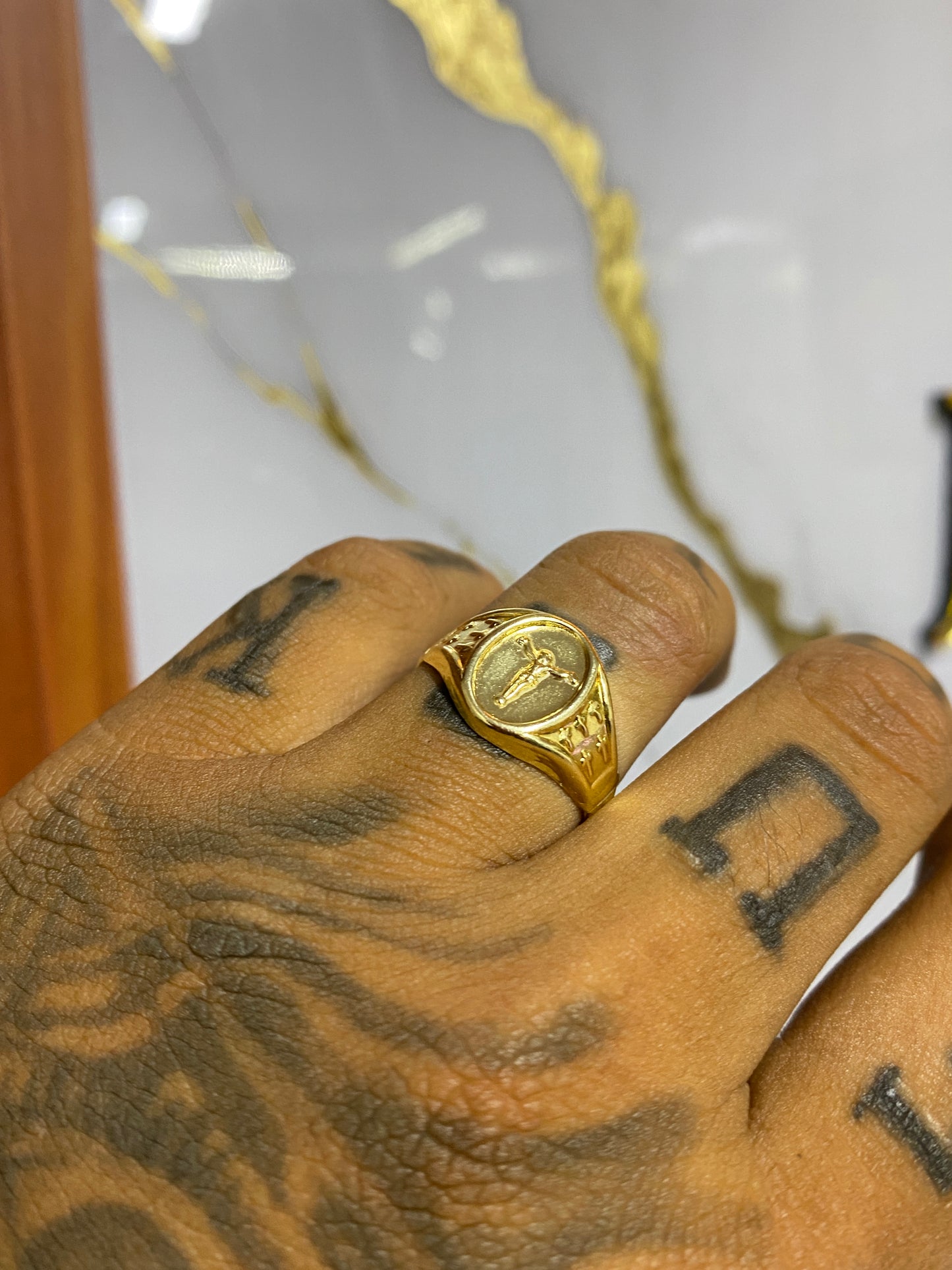 Anillo Crucifijo ovalado Troquelado