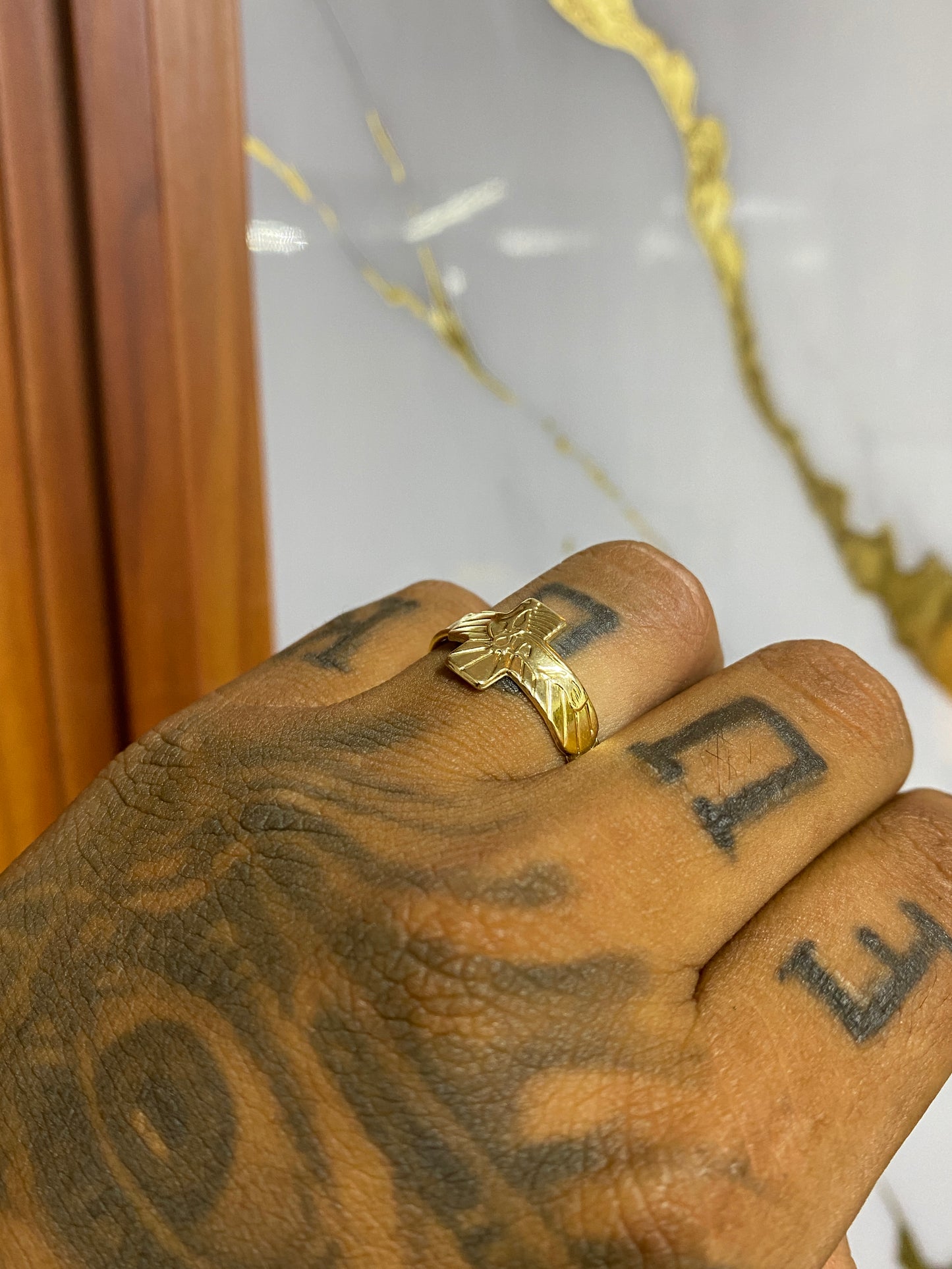 Anillo Crucifijo Troquelado