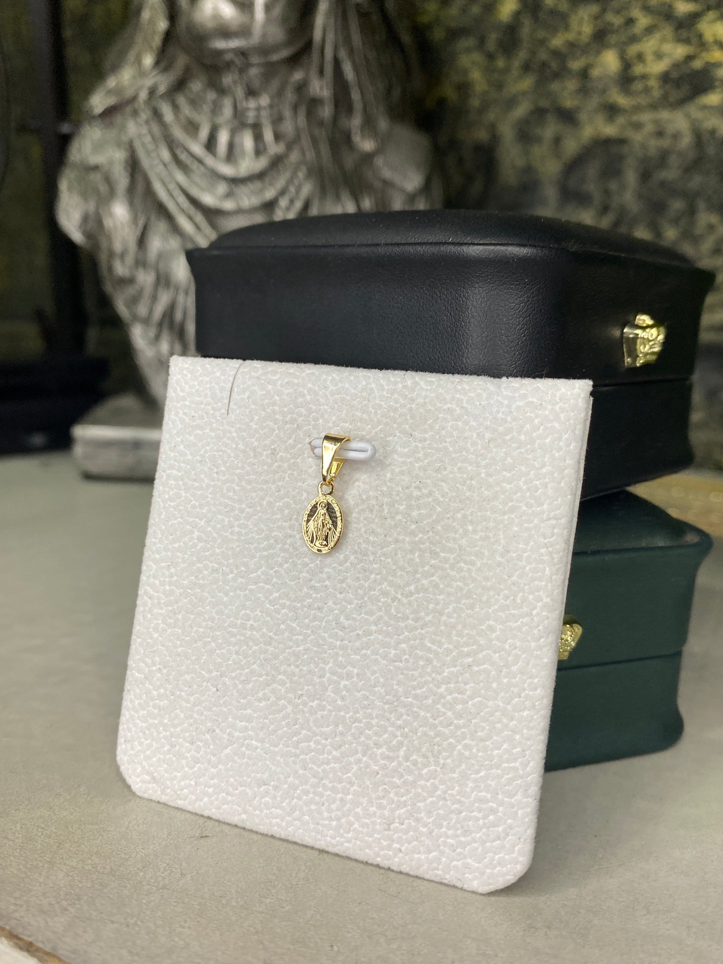 Dije Virgen Milagrosa ovalada mini