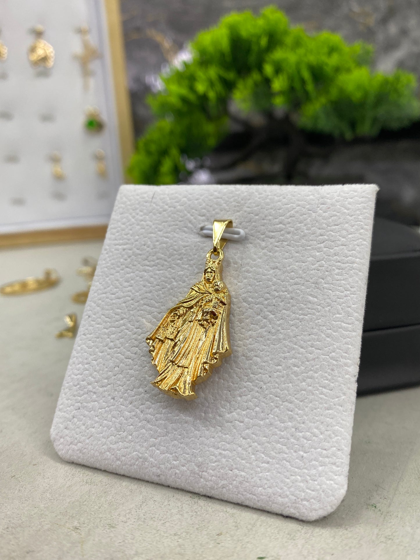 Dije Virgen del Carmen silueta